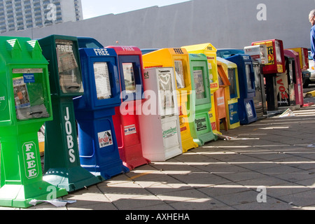 Line up of Colorful journal gratuit et distributeurs magazine à Houston TX Texas USA Banque D'Images