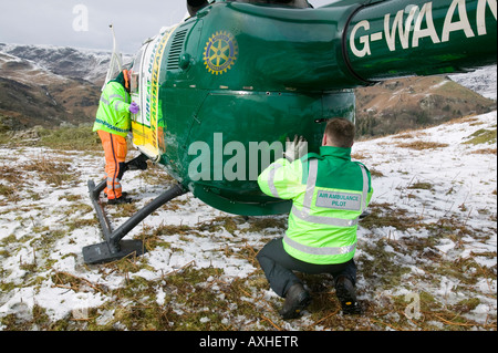 Les membres de l'équipe de sauvetage en montagne Langdale Ambleside et un air ambulance médecin d'évacuer un blessé walker Banque D'Images