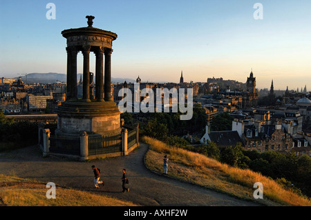 L'affichage classique à la recherche sur la ville d'Édimbourg au coucher du soleil avec l'Dugald Stewart Monument à la gauche. Banque D'Images