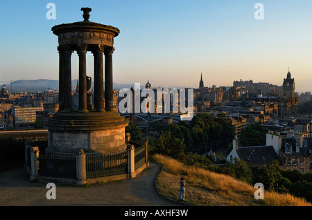 L'affichage classique à la recherche sur la ville d'Édimbourg au coucher du soleil avec l'Dugald Stewart Monument à la gauche. Banque D'Images