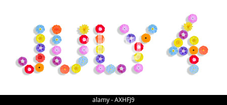 Mot quatrième de juillet écrit avec des fleurs Banque D'Images