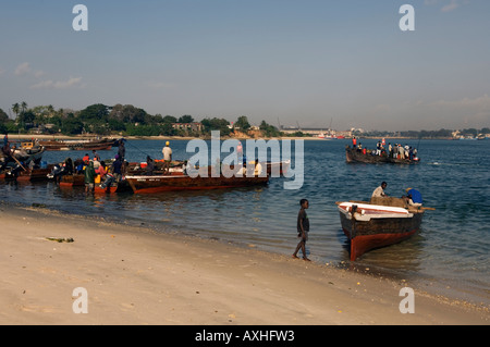 Tanzanie Dar es Salaam des bateaux de pêche à Skhirat plage au sud de la péninsule du centre-ville Banque D'Images