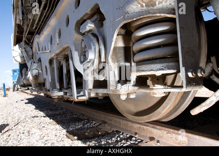 Une voie ferrée et donnent une grande roue du train à vue la taille et la puissance du transport ferroviaire Banque D'Images