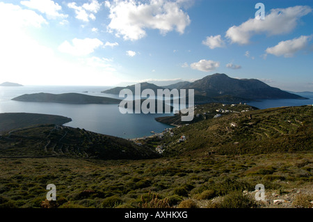 Vue depuis l'île de fourni à l'île. Thymena Îles de la mer Égée, Samos Grèce 2006. Banque D'Images