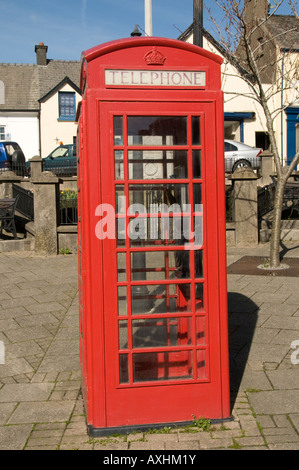 Classique à l'ancienne cabine téléphonique rouge BT village Tenby, Pembrokeshire au sud ouest du pays de Galles Banque D'Images