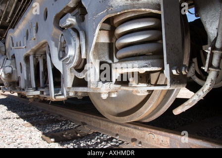 Une voie ferrée et donnent une grande roue du train à vue la taille et la puissance du transport ferroviaire Banque D'Images