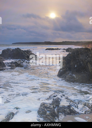 Les Puits de soleil du soir en bas de ciel stormclouds recueillir Banque D'Images