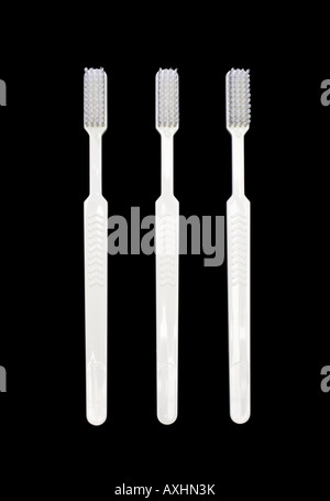 Trois brosses à dents en plastique blanc