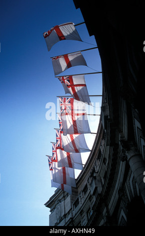 Rangée de drapeaux anglais sur l'Admiralty Arch Banque D'Images