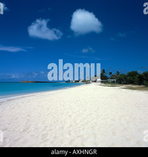 Vue le long de belles plages de sable blanc de la Baie de Runaway Beach avec personne en vue de l'île d'Antigua dans les Caraïbes Antilles Banque D'Images
