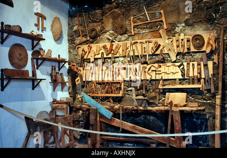 Museum à Corralejo, Fuerteventura, Îles Canaries, Espagne : atelier de menuiserie montrant des herminettes, des poinçons, des marteaux, petite-stones, perceuses, scies, étaux, d'avions. Banque D'Images