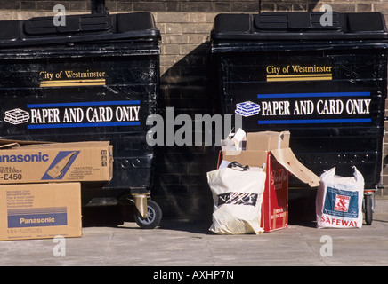 POINT DE RECYCLAGE DÉBORDANT DANS LONDON ENGLAND UK Banque D'Images