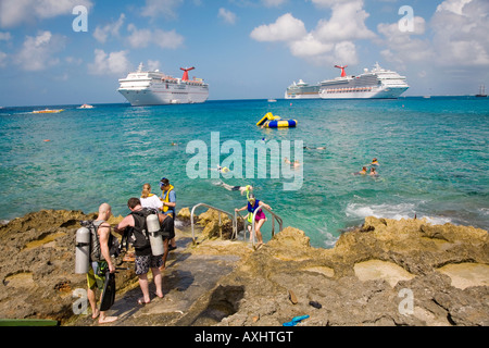 Les gens de la plongée sous-marine et les navires de croisière avec snokeling en arrière-plan de Georgetown sur Grand Cayman Cayman dans le Islnads Banque D'Images