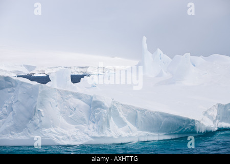 Immense iceberg tabulaire flottant dans la mer de l'Antarctique Banque D'Images