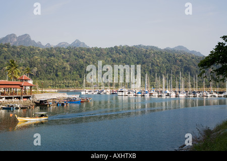 Bateau de Moteur Petronas laissant quai, port de Telaga Park, l'île de Langkawi, yachts avec en arrière-plan. Pulau Langkawi, Malaisie Banque D'Images