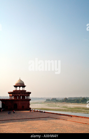 La rivière Jamuna ou Yamuna - considéré comme sacré - vue du Taj Mahal à Agra Inde du Nord complexe Banque D'Images