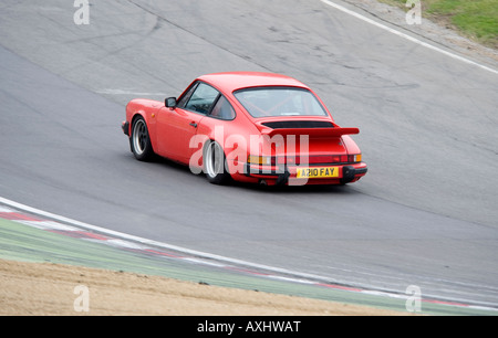 Porsche 911 sur une piste de course en prenant part à une journée de piste Banque D'Images