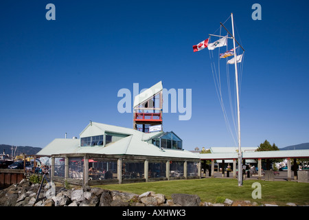 Bistro et mât de quayside Port Alberni l'île de Vancouver, Canada Banque D'Images