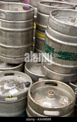 Les fûts de bière sont à l'extérieur de pub à Borth, West Wales UK l'enlèvement par la brasserie Banque D'Images