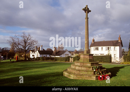 UK Angleterre Staffordshire Stoke on Trent Barlaston village green War Memorial Banque D'Images