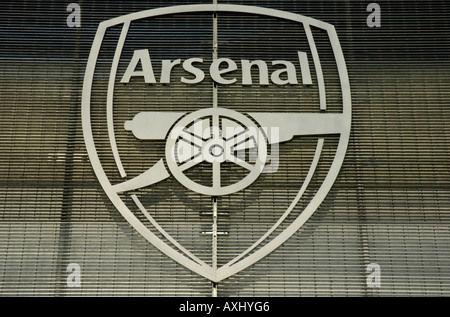 Badge de l'Arsenal à l'avant du nouveau stade de football Arsenal Unis London UK Banque D'Images