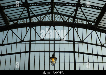 Close up de verre et fer forgé intérieur de l'ancienne gare victorienne anglaise avec lanterne suspendue. Banque D'Images