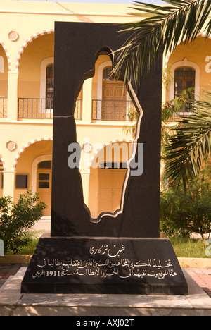 Statue à l'héritage du colonialisme italien en Libye à l'Organisation islamique pour l'École des Arts et Métiers Tripoli Libye Banque D'Images