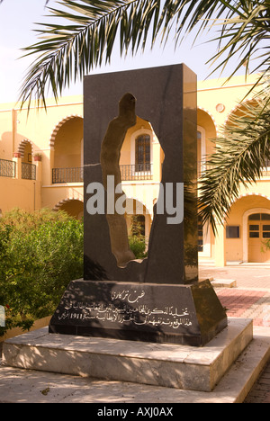 Statue à l'héritage du colonialisme italien en Libye à l'Organisation islamique pour l'École des Arts et Métiers Tripoli Libye Banque D'Images