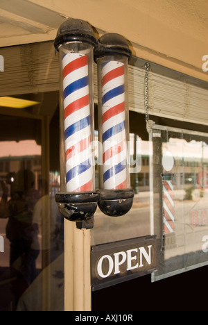 Une ancienne boutique de coiffeur est activly ouvrir la coupe de cheveux pour 50 ans Banque D'Images