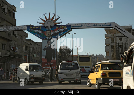 Banlieue sud de Damas avec une arche représentant le président Assad Syrie Banque D'Images