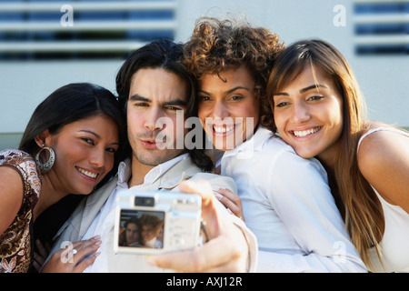 Les amis de l'Amérique du Sud taking own photograph Banque D'Images