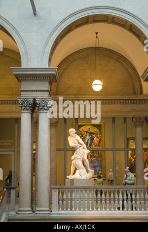 L'ILLINOIS Chicago Sculpture sur grand escalier intérieur d'atterrissage de l'Art Institute of Chicago peinture accroché dans gallery Banque D'Images