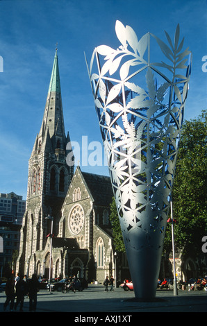 La Cathédrale de Christchurch Nouvelle-zélande commencé la construction néo-gothique de 1864 sculpture de métal moderne du centre-ville de square Banque D'Images