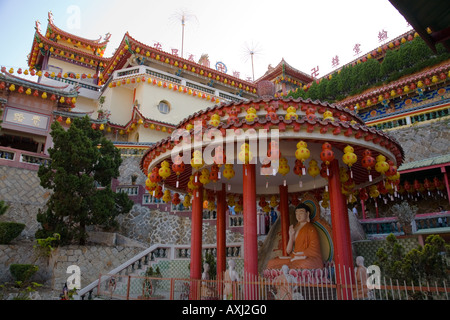Sanctuaire de Bouddha et de la Voûte décorée de lanternes chinoises au Temple de Kek Lok Si Georgetown Penang Hill Malaisie Banque D'Images