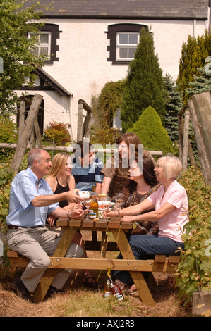 Bénéficiant d'UNE FAMILLE DANS LEUR VIN VINEYARD UK Banque D'Images