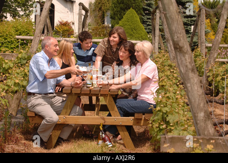 Bénéficiant d'UNE FAMILLE DANS LEUR VIN VINEYARD UK Banque D'Images