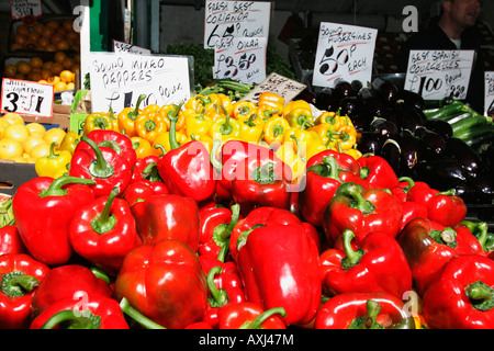 La ferme de la rue du marché alimentaire végétarien mâche du vendeur boutique magasin de détail traditionnel décrochage keeper mobile orange Poivron Pomme d'arbustes Banque D'Images