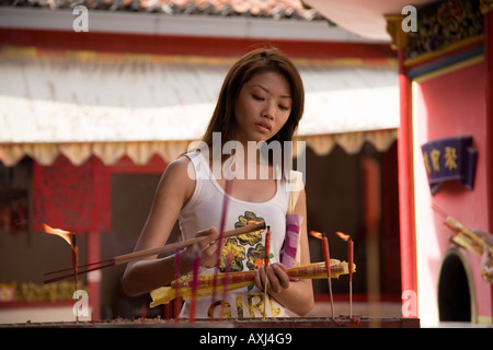 Feux de bougies comme adorateur du temple. Cheng Hoon Teng Temple chinois, Malacca, Malaisie. Banque D'Images