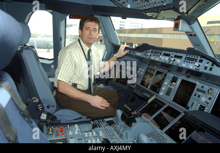 Le pilote d'essai de l'Airbus A380-800 Pascal Verneau dans le cockpit au Singapore Air Show. Banque D'Images