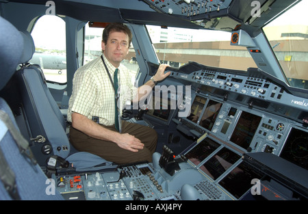 Le pilote d'essai de l'Airbus A380-800 Pascal Verneau dans le cockpit au Singapore Air Show. Banque D'Images