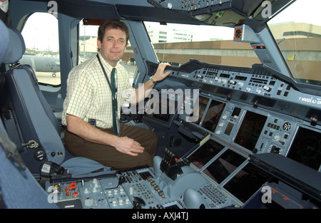 Le pilote d'essai de l'Airbus A380-800 Pascal Verneau dans le cockpit au Singapore Air Show. Banque D'Images