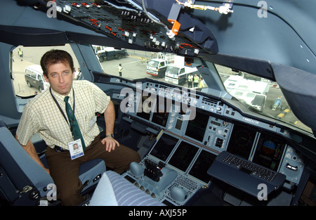 Le pilote d'essai de l'Airbus A380-800 Pascal Verneau dans le cockpit au Singapore Air Show. Banque D'Images