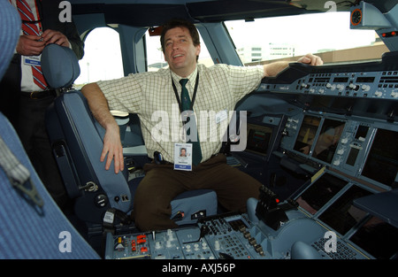 Le pilote d'essai de l'Airbus A380-800 Pascal Verneau dans le cockpit au Singapore Air Show. Banque D'Images