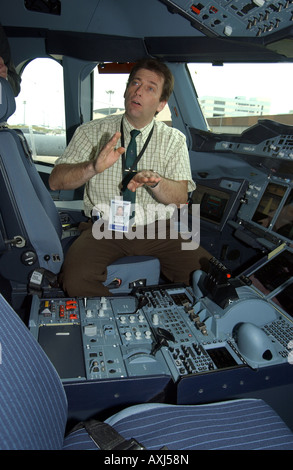 Le pilote d'essai de l'Airbus A380-800 Pascal Verneau dans le cockpit au Singapore Air Show. Banque D'Images