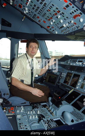 Le pilote d'essai de l'Airbus A380-800 Pascal Verneau dans le cockpit au Singapore Air Show. Banque D'Images