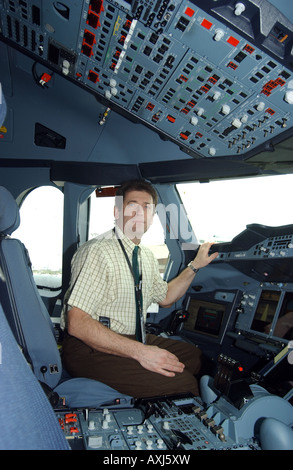 Le pilote d'essai de l'Airbus A380-800 Pascal Verneau dans le cockpit au Singapore Air Show. Banque D'Images