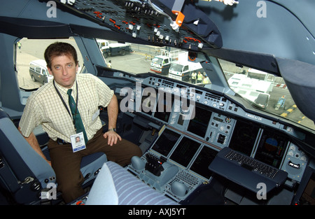 Le pilote d'essai de l'Airbus A380-800 Pascal Verneau dans le cockpit au Singapore Air Show. Banque D'Images