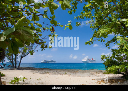 Les navires de croisière au large de Georgetown sur Grand Cayman Cayman dans le Islnads Banque D'Images