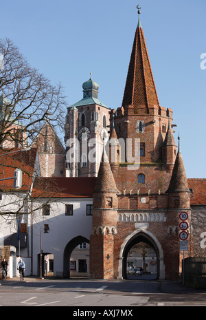 Ingolstadt, Kreuztor, Feldseite, im Hintergrund das Münster Unserer Lieben Frau Zur Schönen (Liebfrauenmünster) Banque D'Images