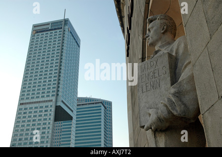 La figure de l'homme détenant ces marques et Engel livre sur le Palais de la Culture et des Sciences à Varsovie. Inter Continental hotel en arrière-plan Banque D'Images